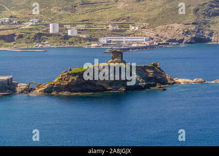 Chora et son château d'Andros à partir de la distance sur une belle journée, Cyclades, Grèce Banque D'Images