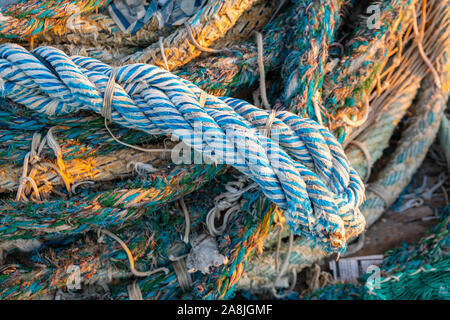 Vieux cordages et filets pour la pêche sur la station Fiumicino. Banque D'Images