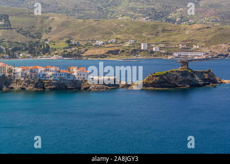 Chora et son château d'Andros à partir de la distance sur une belle journée, Cyclades, Grèce Banque D'Images