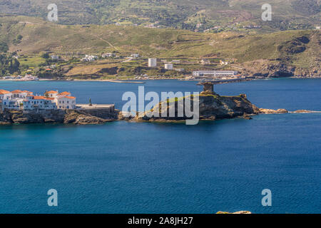 Chora et son château d'Andros à partir de la distance sur une belle journée, Cyclades, Grèce Banque D'Images