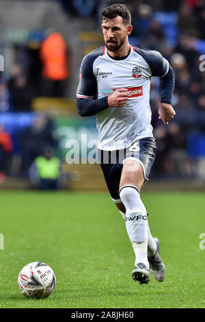 Bolton, Royaume-Uni. 09Th Nov, 2019. BOLTON, ANGLETERRE - 9 novembre Bolton's Jake Wright en action au cours de la FA Cup match entre Bolton Wanderers et Plymouth Argyle au Reebok Stadium, Bolton le samedi 9 novembre 2019. (Crédit : Eddie Garvey | MI News) photographie peut uniquement être utilisé pour les journaux et/ou magazines fins éditoriales, licence requise pour l'usage commercial Crédit : MI News & Sport /Alamy Live News Banque D'Images