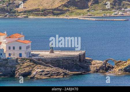 Chora et son château d'Andros à partir de la distance sur une belle journée, Cyclades, Grèce Banque D'Images