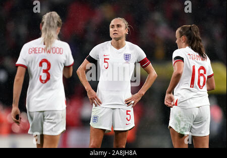 L'Angleterre Steph Houghton (centre) semble découragée après le coup de sifflet final lors de la Women's International match amical au stade de Wembley, Londres. Banque D'Images