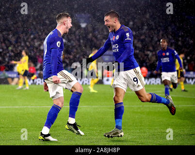 Leicester City's James Maddison (à gauche) célèbre marquant son deuxième but de côtés du jeu avec son coéquipier Jamie Vardy (à droite) au cours de la Premier League match à la King Power Stadium, Leicester. Banque D'Images