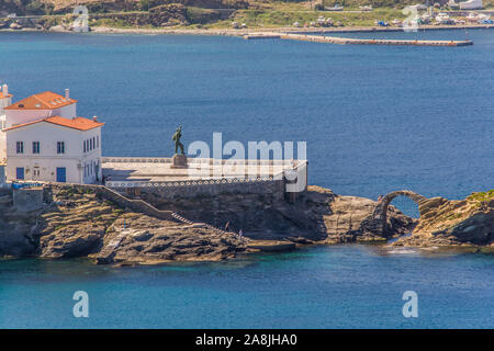 Chora et son château d'Andros à partir de la distance sur une belle journée, Cyclades, Grèce Banque D'Images