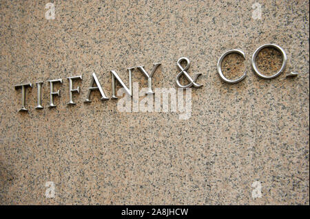 NEW YORK CITY - 1 septembre 2011 : un panneau en acier inoxydable marque l'entrée du magasin phare de Tiffany And Co sur la Cinquième Avenue. Banque D'Images