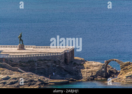 Chora et son château d'Andros à partir de la distance sur une belle journée, Cyclades, Grèce Banque D'Images