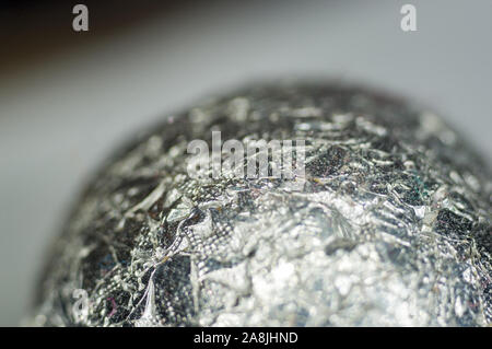 Résumé de vue inhabituels techno aluminium froissé ball, close-up, macro photo Banque D'Images
