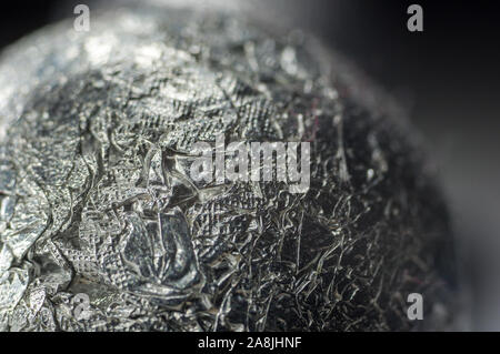 Résumé de vue inhabituels techno aluminium froissé ball, close-up, macro photo Banque D'Images