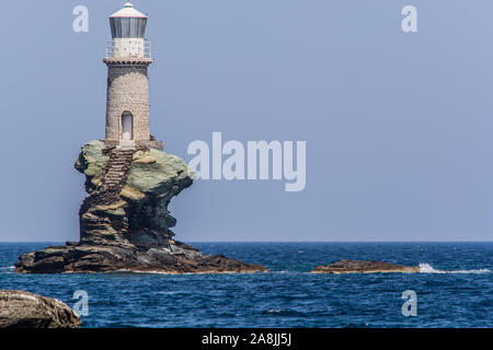 Célèbre phare à la Chora d'Andros sur une belle journée, Cyclades, Grèce Banque D'Images