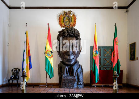 Buste de Simon Bolivar à la Casa de la Libertad ou Maison de la liberté dans le quartier historique de Sucre, Bolivie Banque D'Images