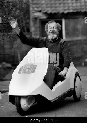 Homme conduisant le véhicule électrique Sinclair C5 dans le North Yorkshire, en Grande-Bretagne, au Royaume-Uni en 1985 Banque D'Images