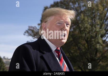 Washington, USA. Nov 9, 2019. Le président Donald Trump prononce une brève allocution aux membres des médias d'information avant de partir avec la première dame Melania Trump (pas sur la photo) sur la pelouse Sud de la Maison Blanche à Washington, DC, le samedi 9 novembre, 2019. Le président et la première dame va à un National Collegiate Athletic Association (NCAA) match de football entre l'Alabama et de la Louisiana State University à Tuscaloosa, Alabama, puis rester à New York par l'entremise d'anciens combattants 24. Photo de Michael Reynolds/UPI UPI : Crédit/Alamy Live News Banque D'Images