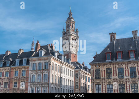 Lille, anciennes façades du centre, le beffroi de la Chambre de Commerce en arrière-plan Banque D'Images