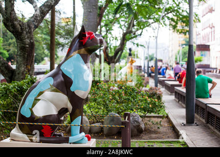 CALI, COLOMBIE - Octobre 2019 : l'un du groupe de statues de chats situé sur le fleuve de l'Boulevard à Cali Banque D'Images