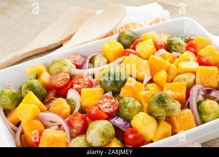 Des choux de Bruxelles et de courge salade avec vinaigrette orange blanc servi dans une casserole. Banque D'Images