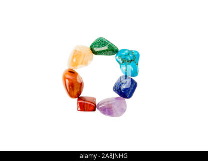 Les sept couleurs chakra alignés en pierre semi-précieuses bijoux crystal bracelet. Isolé sur blanc. Banque D'Images