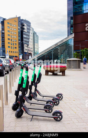 Tallinn, Tallinn/Estonie 13JUL2019 : location de 4 scooters électriques vis debout en centre ville dans le quartier d'affaires. Banque D'Images