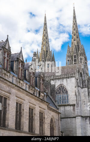 Quimper en Bretagne, la cathédrale Saint-Corentin dans une belle rue médiévale Banque D'Images