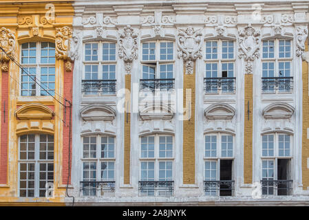 Lille, ancienne façade au centre, détail des fenêtres Banque D'Images