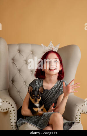 Beauty woman en studio. chihuahua. Nouvelle année session de photo d'une petite fille et un chien. Les cheveux rouges à l'adolescent. Black mini chihuahua. Ch Banque D'Images