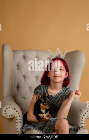 Beauty woman en studio. chihuahua. Nouvelle année session de photo d'une petite fille et un chien. Les cheveux rouges à l'adolescent. Black mini chihuahua. Ch Banque D'Images