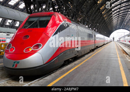 "Frecciarossa", un train à grande vitesse italien, à la gare centrale de Milan, un important noeud ferroviaire du nord de l'Italie. Banque D'Images