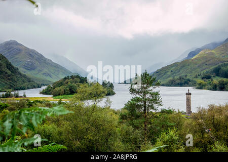 Monument de Glenfinnan en Ecosse, région de Lochaber, entouré par la belle vallée le jour d'été nuageux. Banque D'Images