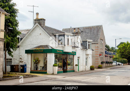 Newtonmore,Highland/Ecosse-24OCT2019 : étiquette populaires Harris Tweed store dans petit village de Newtonmore en Ecosse, Royaume-Uni. Banque D'Images