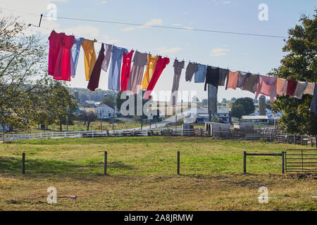 Blanchisserie en train de sécher dehors sur un Amish farm près de Strasbourg, le comté de Lancaster, Pennsylvanie, USA Banque D'Images