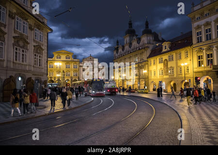 PRAGUE, RÉPUBLIQUE TCHÈQUE - le 27 octobre 2019 : l'animation dans la rue avec les piétons et tramways dans la nuit, à Prague en République Tchèque Banque D'Images