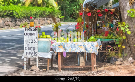 Fruits exotiques vendus sur la route, market stall, colporteur en Polynésie française, Moorea Banque D'Images