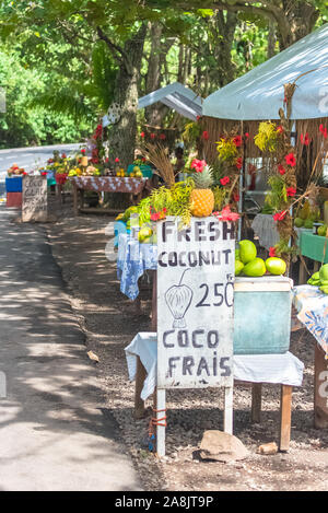 Fruits exotiques vendus sur la route, market stall, colporteur en Polynésie française, Moorea Banque D'Images