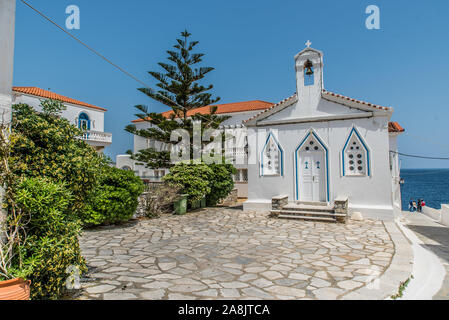 Ruelles traditionnelles à la Chora d'Andros sur une belle journée Banque D'Images