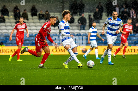 La Fondation Prince Kiyan Stadium, Londres, Royaume-Uni. Nov 9, 2019. Luke Amos de Queens Park Rangers sur la balle au cours de l'EFL Sky Bet match de championnat entre les Queens Park Rangers et Middlesbrough à la Fondation Prince Kiyan Stadium, Londres, Angleterre. Photo par Phil Hutchinson. Usage éditorial uniquement, licence requise pour un usage commercial. Aucune utilisation de pari, de jeux ou d'un seul club/ligue/dvd publications. Credit : UK Sports Photos Ltd/Alamy Live News Banque D'Images