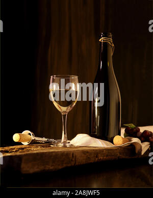 Verre et bouteille de vin blanc sur fond de bois noir. Liste de vin design avec copyspace. Banque D'Images