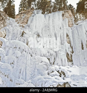 Ice climber scaling cataract falls congelé le long de la rocky mountain/près de augusta, Montana Banque D'Images