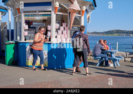 Les femmes d'acheter deux cornets de crème glacée d'un décrochage sur l'esplanade de Llandudno sur septembre chaud lumineux 24. Llandudno, au Pays de Galles, le 19 septembre 2019 Banque D'Images