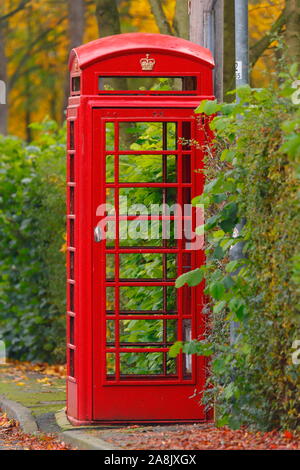 Une ancienne boîte de téléphone rouge uk à Allerton Bywater Banque D'Images