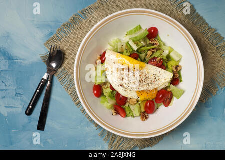 Salade verte avec l'omelette d'oeufs de photographié ci-dessus Banque D'Images