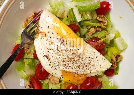 Salade verte avec l'omelette d'oeufs de photographié ci-dessus Banque D'Images