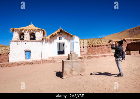 Petite église de Machuca village sur les hautes plaines chiliennes dans le nord du Chili Banque D'Images