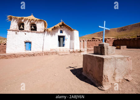 Petite église de Machuca village sur les hautes plaines chiliennes dans le nord du Chili Banque D'Images