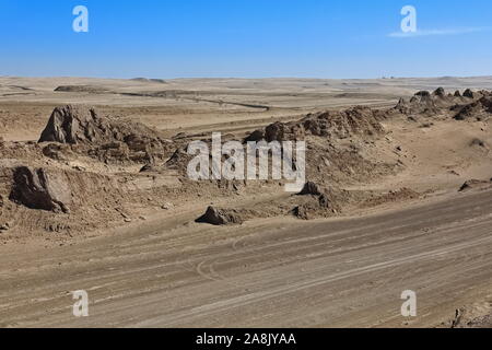 Les roches érodées de vent de Yardanges et les surfaces de roche-roche-alternant des crêtes et des furrows-désert de Qaida-Qinghai-Chine-0557 Banque D'Images