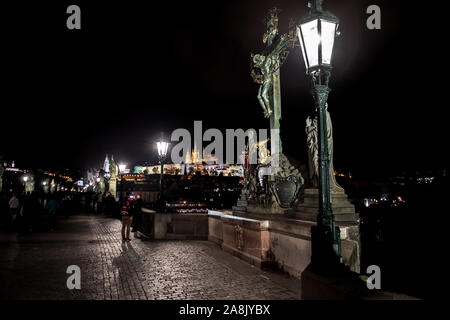 PRAGUE, RÉPUBLIQUE TCHÈQUE - le 27 octobre 2019 : Statue de la sainte croix et calvaire sur le pont Charles à Prague en République Tchèque Banque D'Images