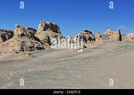 Les roches érodées de vent de Yardanges et les surfaces de roche-roche-alternant des crêtes et des furrows-désert de Qaida-Qinghai-Chine-0562 Banque D'Images