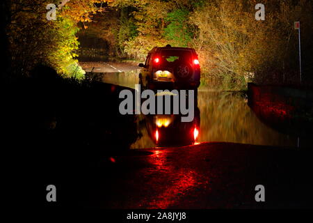 Landrover Discovery a dans l'eau de l'inondation à Fairburn Ings dans West Yorkshire Banque D'Images