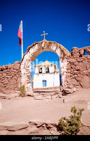 Petite église de Machuca village sur les hautes plaines chiliennes dans le nord du Chili Banque D'Images