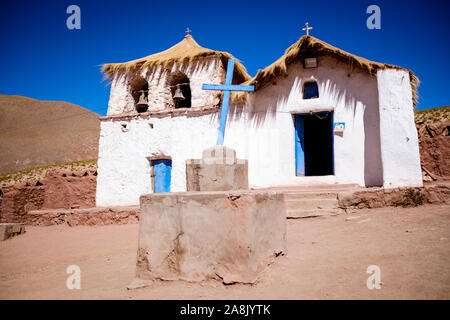 Petite église de Machuca village sur les hautes plaines chiliennes dans le nord du Chili Banque D'Images