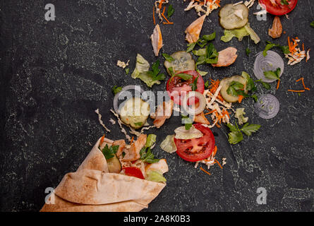 Ingrdients pour opular arabe turc döner fastfood shawarma rouleau avec la viande et les légumes. Vue d'en haut Banque D'Images